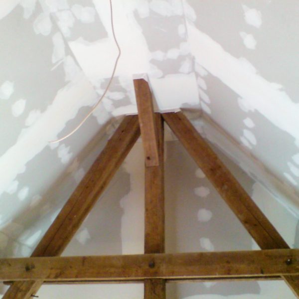 Anarbeiten Holzbalken an der Decke und Kniestock